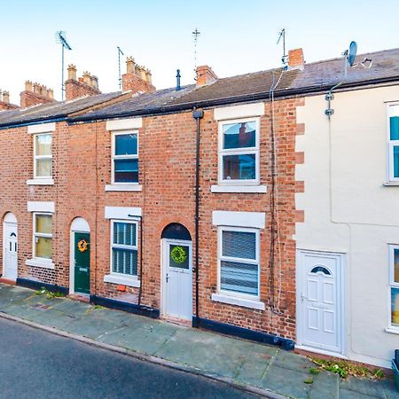 New! Spacious 2-Bed Home In Chester City-Centre By 53 Degrees Property, Ideal For Couples & Small Groups, Great Location - Sleeps 5 Exterior photo
