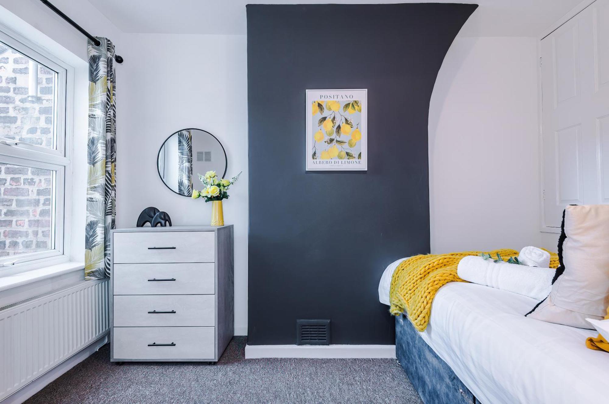 New! Spacious 2-Bed Home In Chester City-Centre By 53 Degrees Property, Ideal For Couples & Small Groups, Great Location - Sleeps 5 Exterior photo