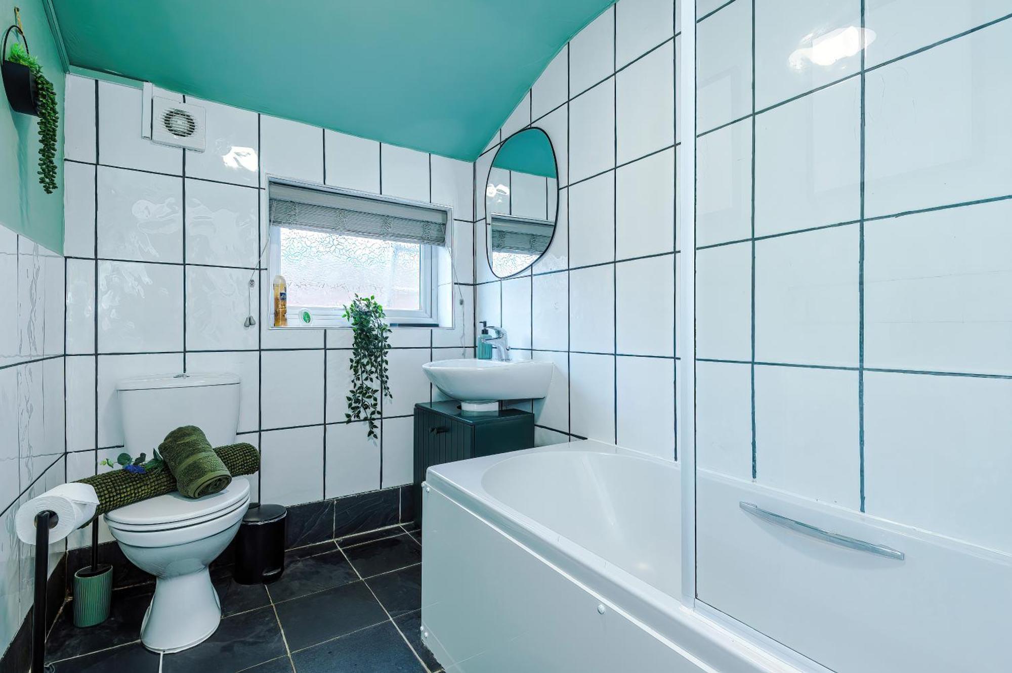 New! Spacious 2-Bed Home In Chester City-Centre By 53 Degrees Property, Ideal For Couples & Small Groups, Great Location - Sleeps 5 Exterior photo